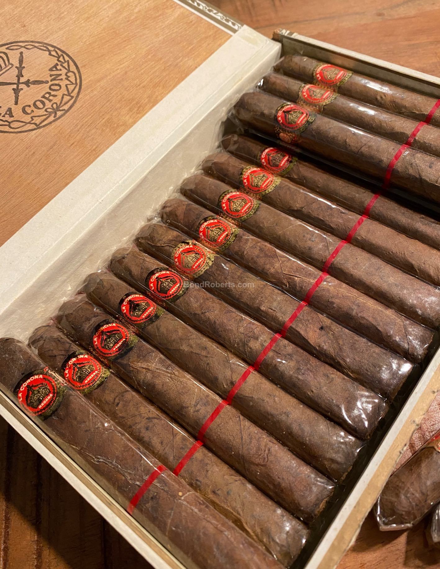 La Corona Petit Coronas Dress Box of 25 cigars in cellophane 7227